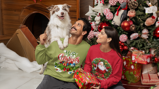 Pareja con su mascota participando en una dinámica de intercambio de regalos navideños, con productos personalizados como sudaderas.