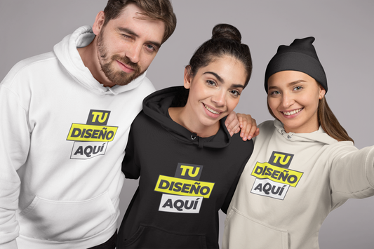 Amigos vistiendo playeras personalizadas en Kong Merch