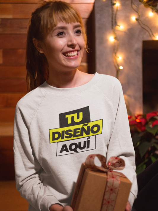 Mujer vistiendo un Ugly Sweater Navidad hecho en Kong Merch