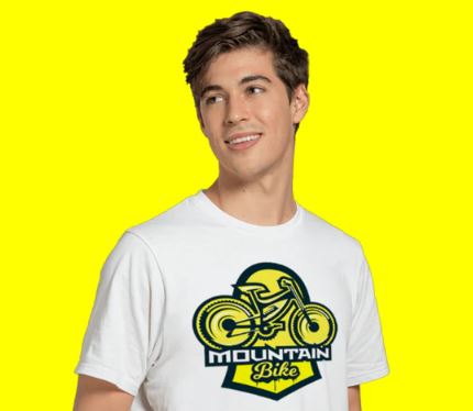 Persona con productos de su emprendimiento sin inversión inicial hecho en Kong Merch