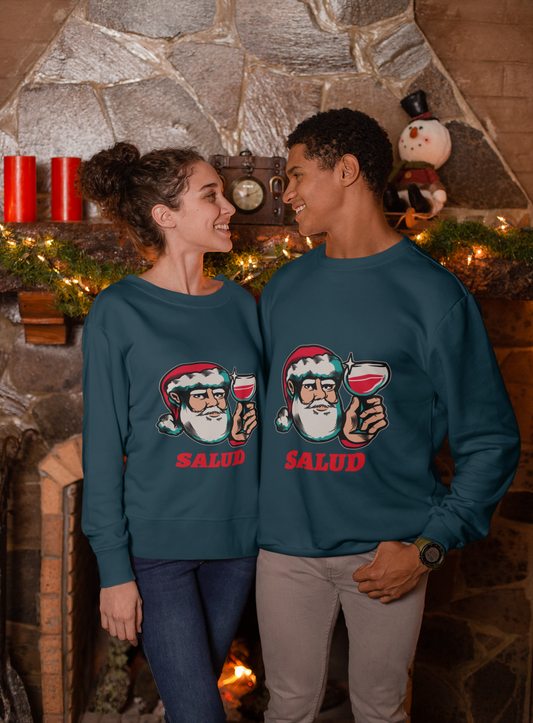 pareja sonriendo vistiendo sudaderas personalizadas en Kong Merch