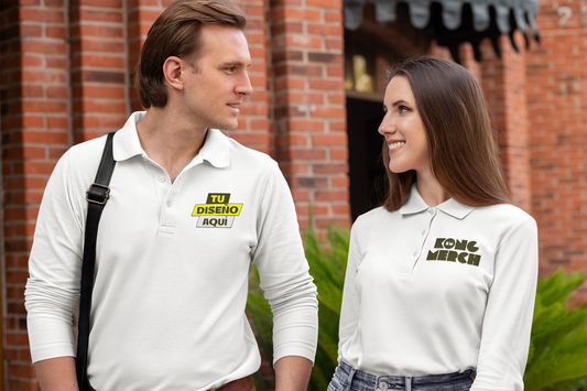 Pareja con camisetas blancas con un logotipo en el centro, personalizadas en Kong Merch.