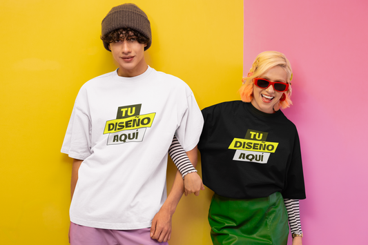 Camiseta personalizada económica con diseño minimalista en tonos vibrantes, ideal para promociones accesibles.